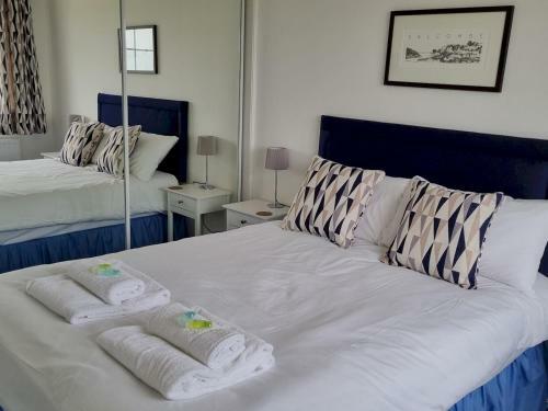 Pass The Keys Stunning Waterside Retreat With Estuary Views