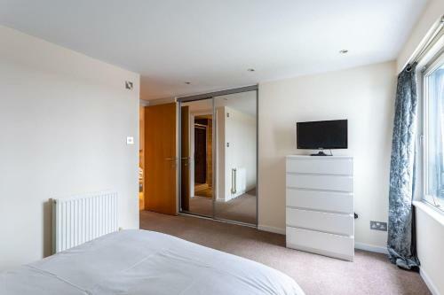 Modern 2-bed Apartment - City Centre - Free Parking