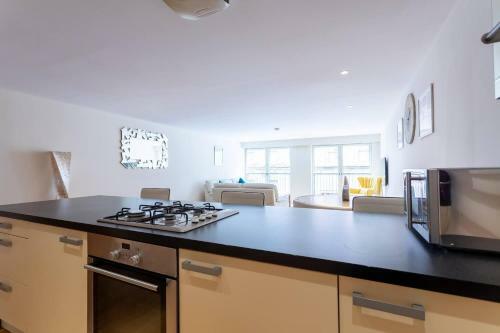 Modern 2-bed Apartment - City Centre - Free Parking