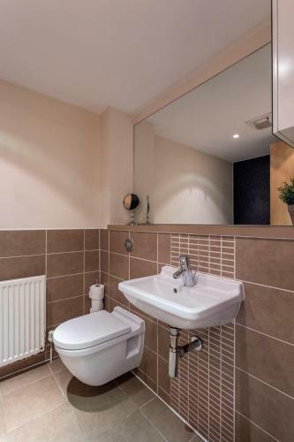 Modern 2-bed Apartment - City Centre - Free Parking