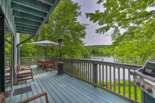 Hudson Valley Home With Lake Views And Kayaks