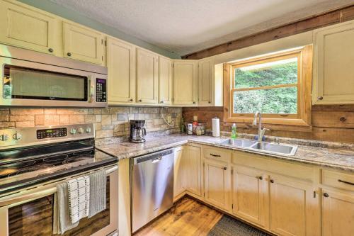Cozy Newland Cabin With Deck, Fire Pit And Grill!
