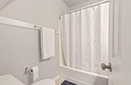 Pet Friendly- Quiet Neighborhood-2 Bedroom
