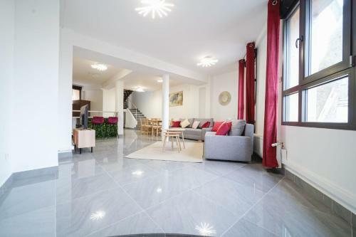 Beautiful House 10 Min Walk From Paris