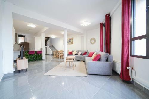 Beautiful House 10 Min Walk From Paris