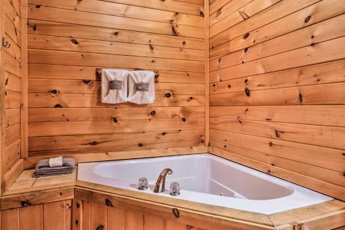 Sunny Cabin With Game Room In Shagbark Resort!