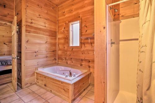 Sunny Cabin With Game Room In Shagbark Resort!