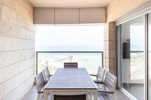 Stunning Sew View 3 Br Apartment Iconic Tower