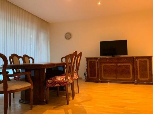 Lovely Two Bedroom Apartment With Free Parking