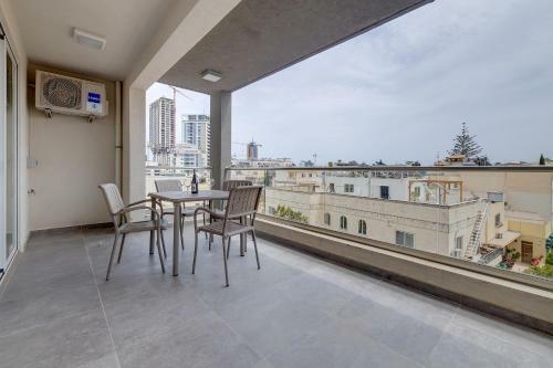 Splendid 2br Apartment, Steps To St Georges Bay