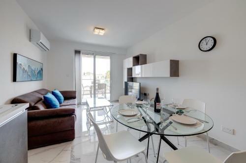 Splendid 2br Apartment, Steps To St Georges Bay