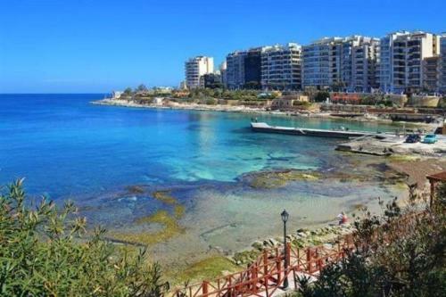 Splendid 2br Apartment, Steps To St Georges Bay