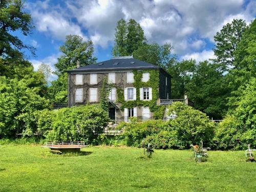 Chalets Dans La Parc D'un Manoir Du Xix�me Si�cle