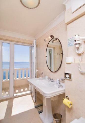 Hostal Apartments And Rooms Beachfront Luxury Condos
