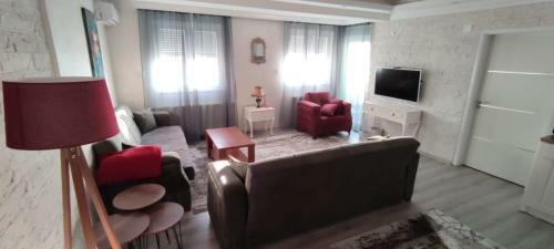 Central, Well-furnished 1+1 Apartment