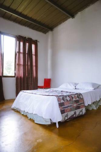 Agradable Casa De Dos Pisos En El Valle De Ant�n