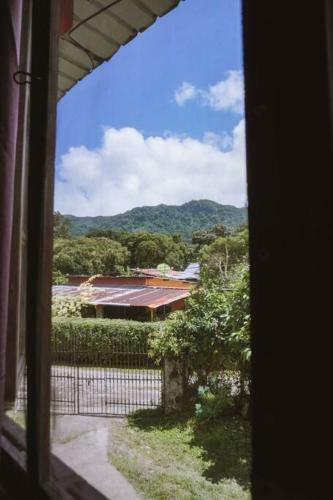 Agradable Casa De Dos Pisos En El Valle De Ant�n