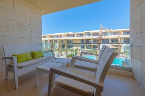 Boho-chic Studio Apartment In G-cribs, Pool View