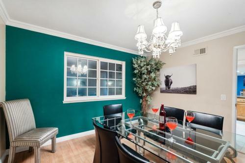 Fun Style! Swimming Pool * Hot Tub * Arcades * Game Room!