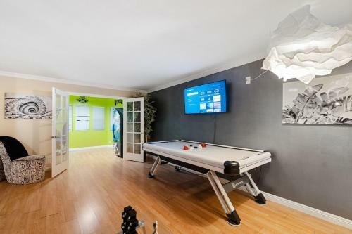 Fun Style! Swimming Pool * Hot Tub * Arcades * Game Room!