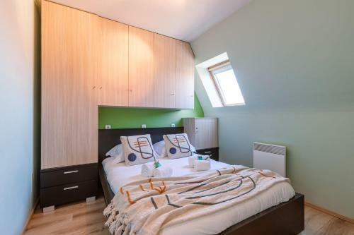 Cosy Apartment With Outside Pool And Balcony