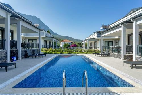 Villa Minta Suits