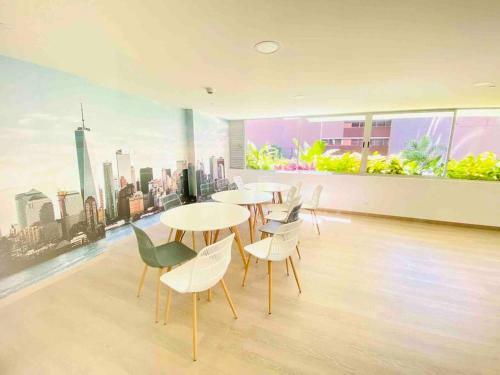 Gorgeous 3 Bedroom Apartment Condo With Balcony