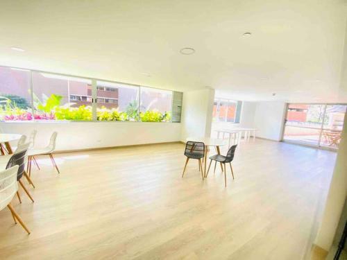 Gorgeous 3 Bedroom Apartment Condo With Balcony