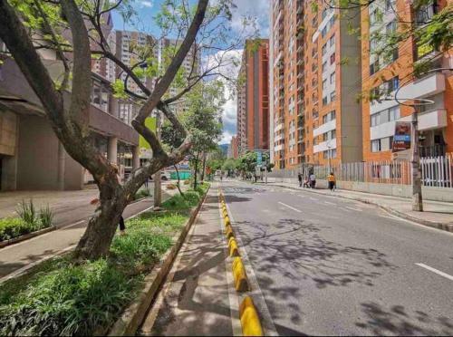 Gorgeous 3 Bedroom Apartment Condo With Balcony