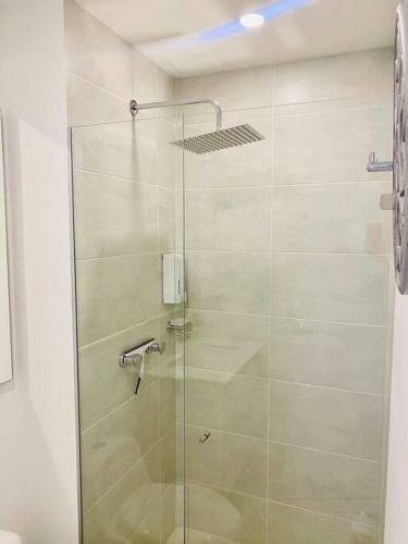 Gorgeous 3 Bedroom Apartment Condo With Balcony