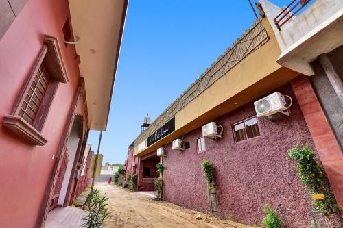 Hotel Collection O 91653 Garg Keshariya Residency