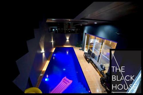 Villa The Black House