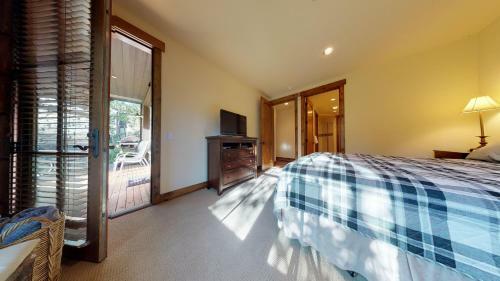 Pet Friendly Luxury Condo With Pond And Mountain Views!