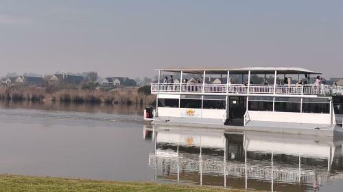 Luxury 3 Bedrooms Apartments With Vaal River View