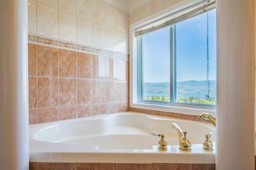 Cheerful 3-bedroom Home In West Kelowna