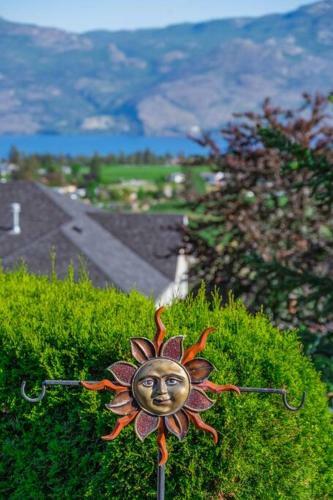 Cheerful 3-bedroom Home In West Kelowna