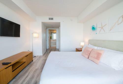 Chic 1br 1bth W Water Views Balcony Modern Kitchen Pool Gym