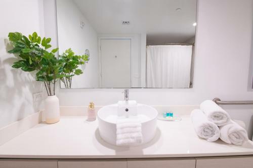 Chic 1br 1bth W Water Views Balcony Modern Kitchen Pool Gym