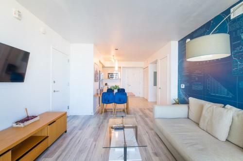 Chic 1br 1bth W Water Views Balcony Modern Kitchen Pool Gym