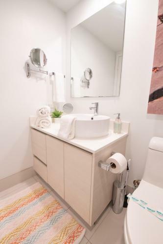 Chic 1br 1bth W Water Views Balcony Modern Kitchen Pool Gym