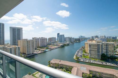 Beautiful Florida City View Balcony Gym Pool