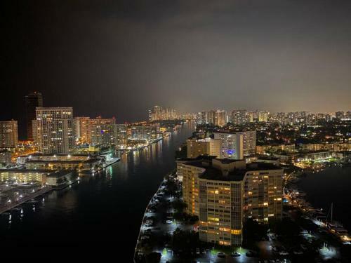 Luxurious 2br 2bth W Water Views, Balcony, Pool, Gym