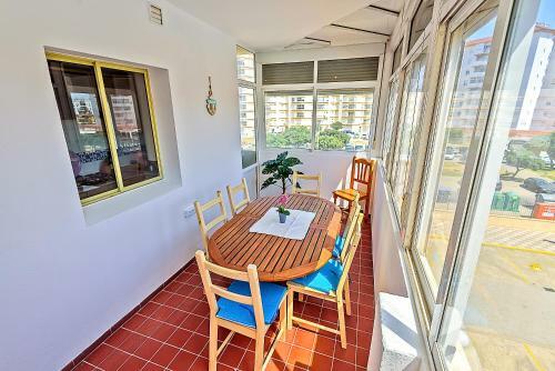Ocean View Beach Apartment With Pool & Balconies