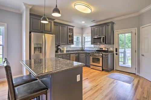 Lush Decatur Escape With Hot Tub And Fire Pit!