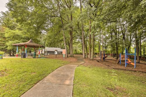 Lush Decatur Escape With Hot Tub And Fire Pit!