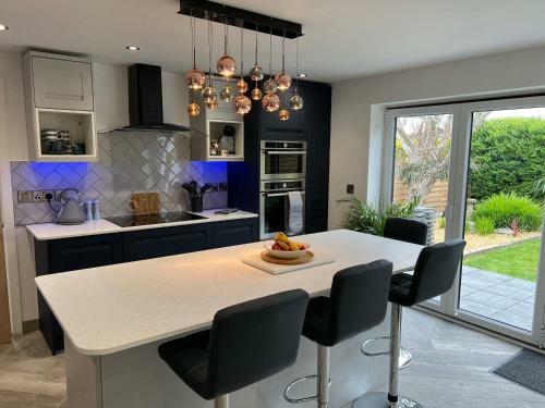 Luxurious Modern 2 Bedroom Bungalow Private Garden