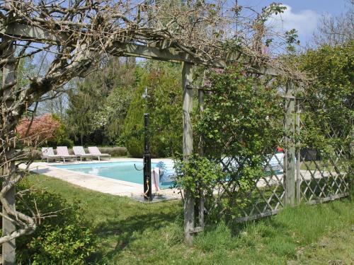Magnificient Mansion Located In Burgundy With A Pool