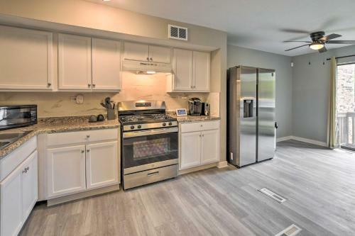 Schaumburg Townhome About 30 Miles To Chicago!