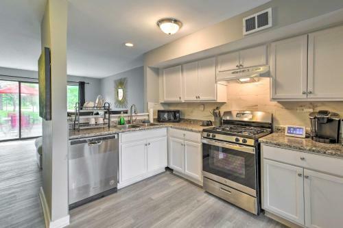Schaumburg Townhome About 30 Miles To Chicago!