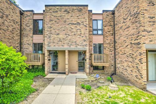 Schaumburg Townhome About 30 Miles To Chicago!